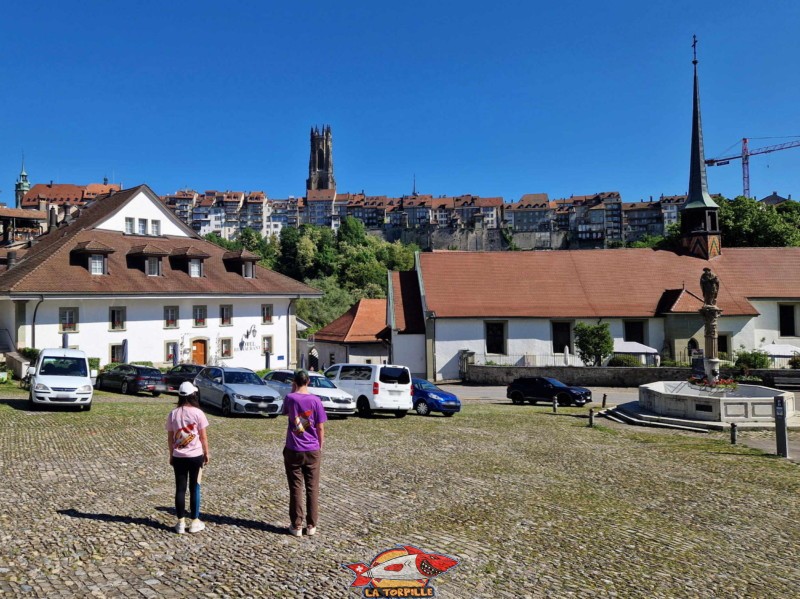 Le parking du Petit-Saint-Jean avec la belle vue sur la cathédrale St-Nicolas.