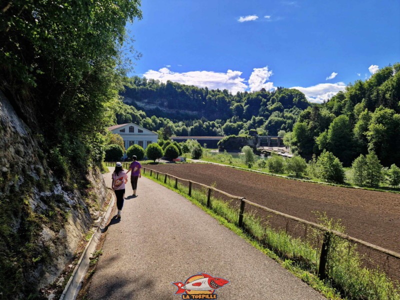 Le chemin d'accès depuis la vieille ville avec le barrage en arrière-plan.