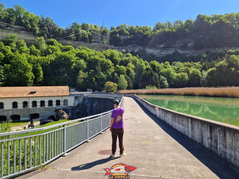 Couronnement, barrage de la maigrauge, fribourg. Le couronnement depuis la rive gauche.