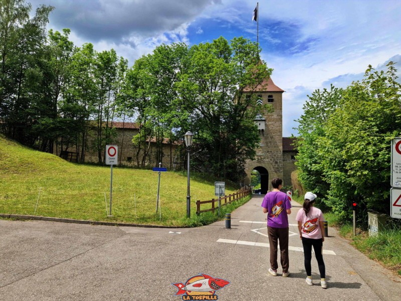 La porte de Bourguillon avec ses remparts sur la gauche.