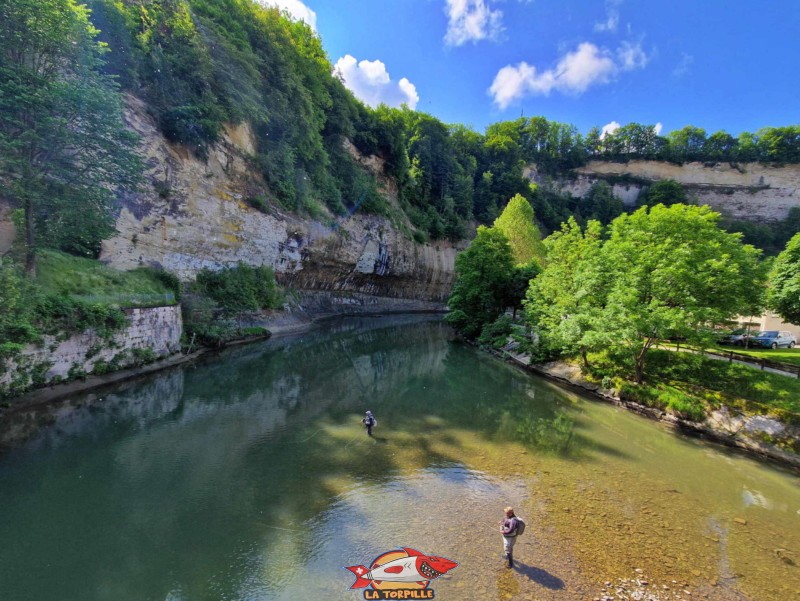 Des pêcheurs dans la Sarine, depuis le pont de Berne, côté amont, à l'endroit où la rivière forme un méandre dans lequel se trouve le quartier de l'Auge.