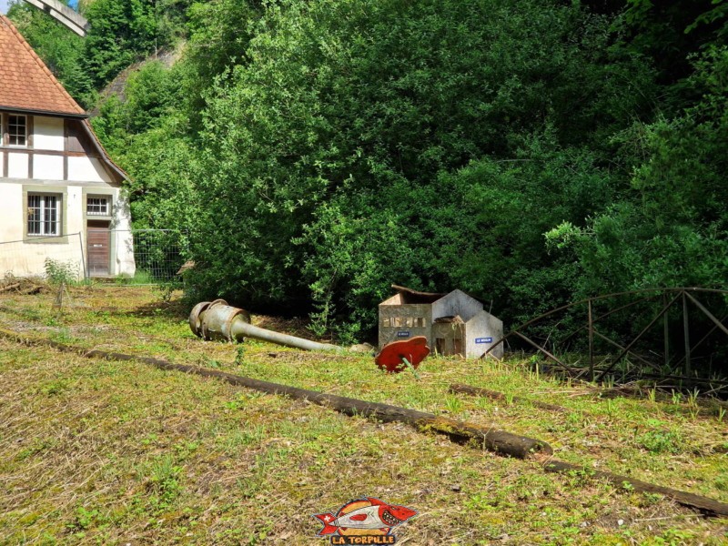 Les vestiges du petit train du Gottéron. Créée en 1997, cette activité s'est arrêtée en 2022 en raison des risques d'éboulements. Gorges du Gottéron, Fribourg.