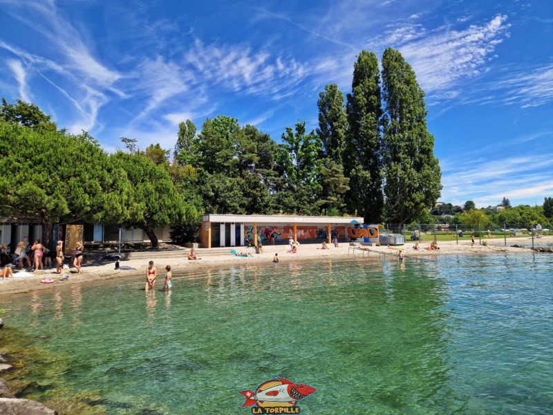 La zone est de la plage du théâtre de Vidy. Lausanne. Plage publique de Bellerive.