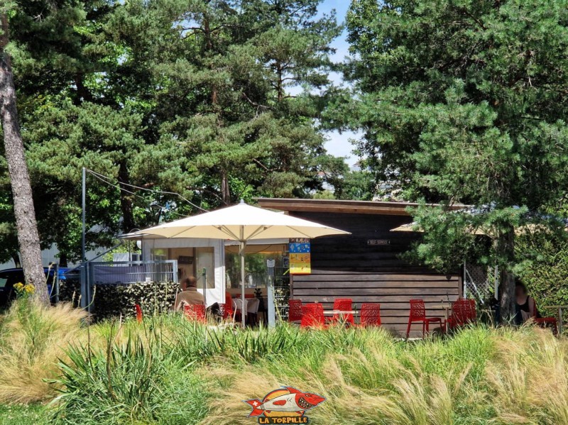 La terrasse de l'autre côté de la réception. Minigolf Bellerive Lausanne.