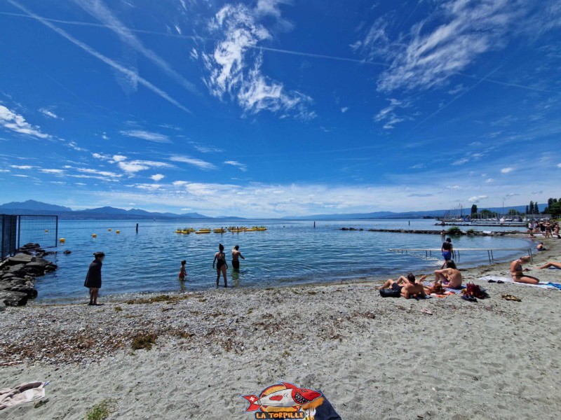 La zone est de la plage du théâtre de Vidy. Lausanne. Plage publique de Bellerive.