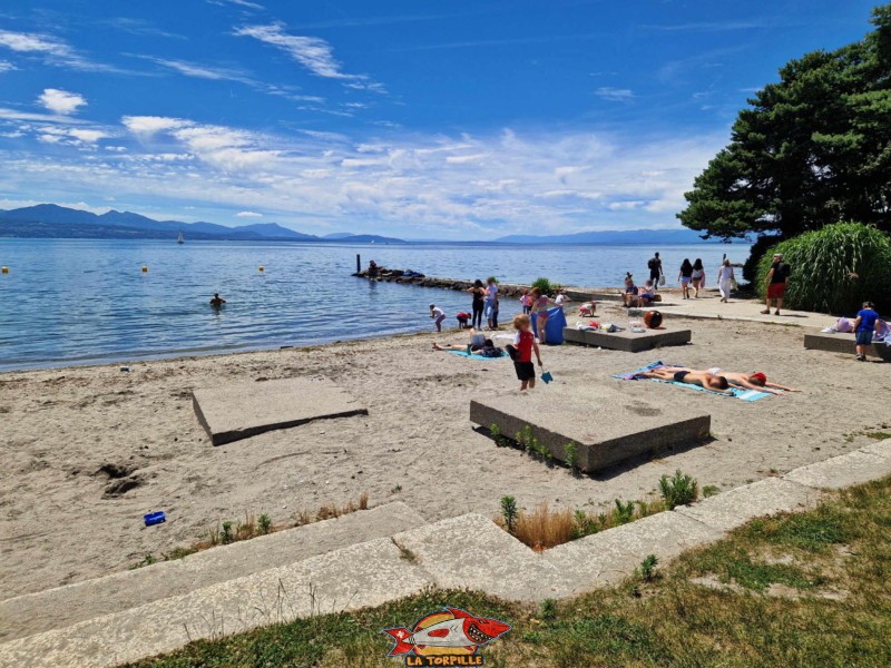 La zone médiane de la plage du théâtre de Vidy. Lausanne. Plage publique de Bellerive.