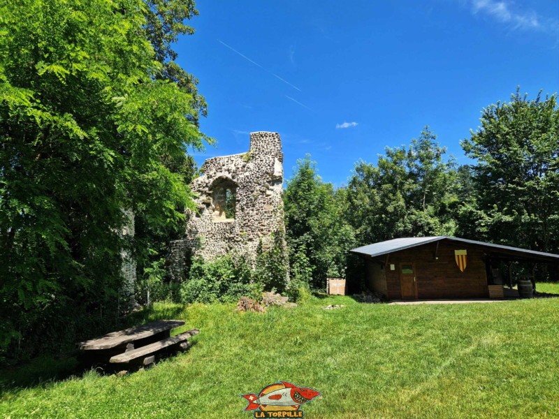 La zone herbeuse à l'emplacement de l'ancien château avec quelques tables de pique-nique. Elle se trouve au nord et sous la tour. Tour de Montagny-les-Monts