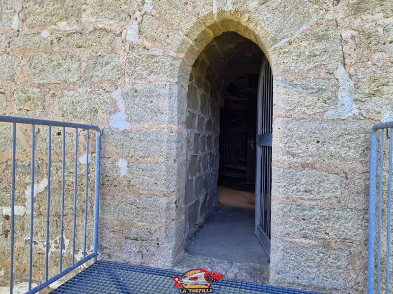 L'ancienne porte d'accès au donjon. Tour de Montagny-les-Monts