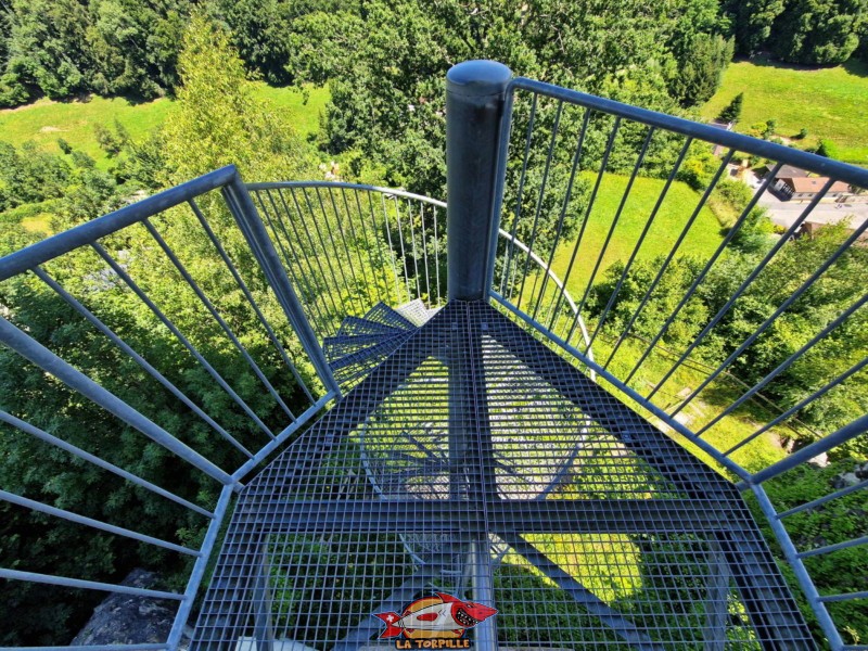 La vue depuis le sommet de l'escalier extérieur. Tour de Montagny-les-Monts