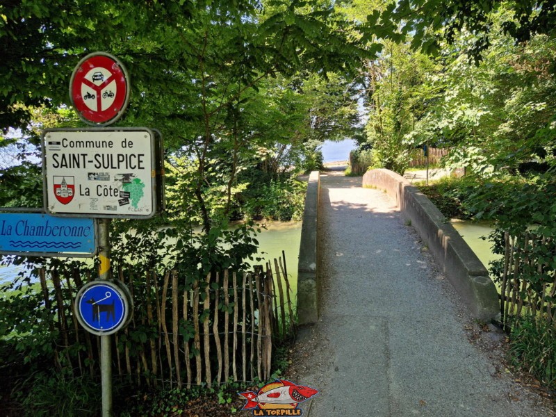 Le pont au-dessus de la rivière Chamberonne. Il sépare le parc Louis Bourget et la plage de Vidy dans la commune de Lausanne à St-Sulpice.