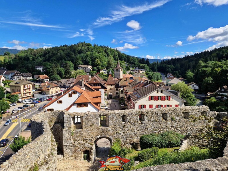 Vue sur le côté sud. Ville médiévale de Valangin, canton de Neuchâtel.