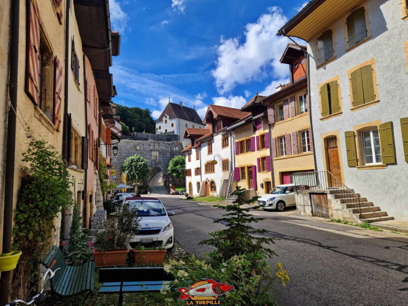 Rue du Bourg, direction château. Ville médiévale de Valangin, canton de Neuchâtel.