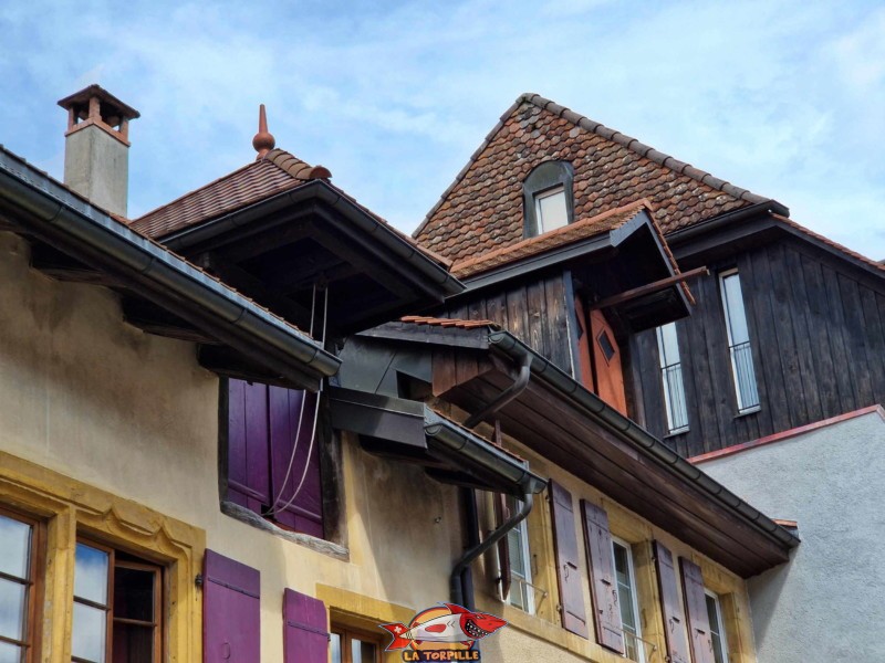 Rue du Bourg, Direction Collégiale. Ville médiévale de Valangin, canton de Neuchâtel.