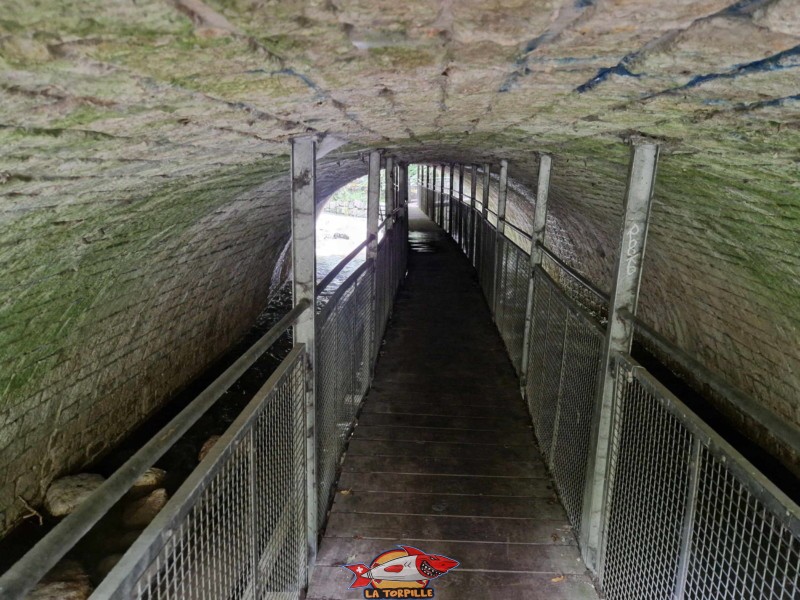 Le passage sous le troisième pont, au-dessus de la rivière.