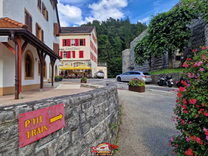 Vue sur le côté sud. Ville médiévale de Valangin, canton de Neuchâtel.