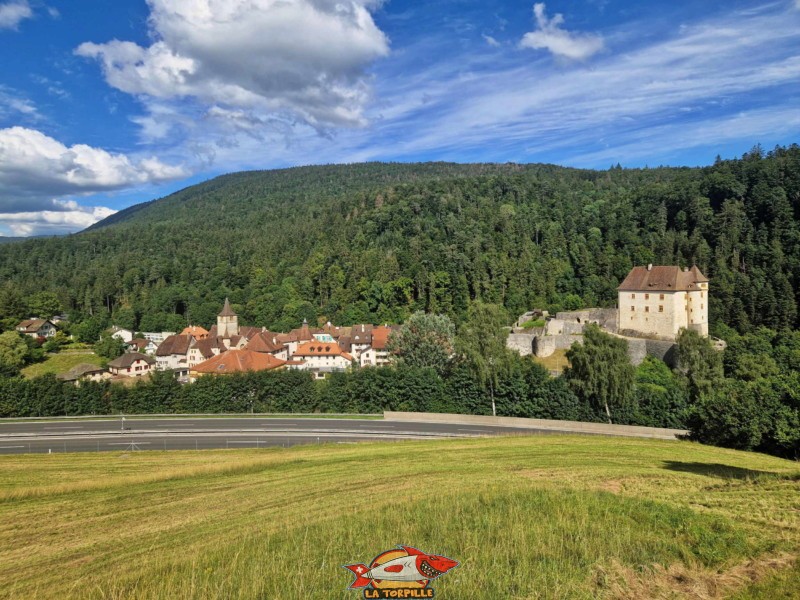 Le château de Valangin sur la droite. La ville médiévale et la collégiale sur la gauche. En arrière-plan, Chaumont et, au premier plan, l'autoroute J20 qui relie Neuchâtel à La Chaux-de-Fonds. Vue depuis ouest. Le château sur la droite. La ville médiévale et la collégiale sur la gauche.