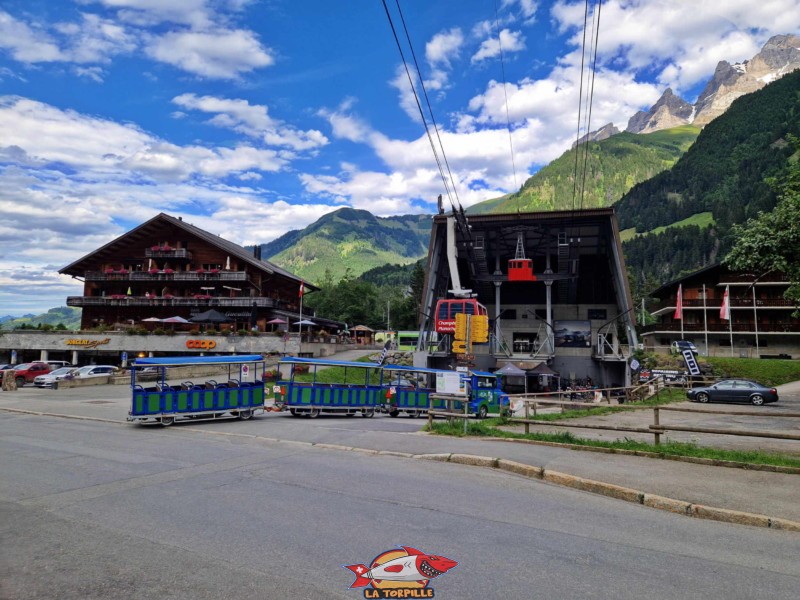 Le téléphérique et le petit train sous les Dents du Midi. Chmnpéry Le téléphérique et le petit train sous les Dents du Midi. Chmnpéry