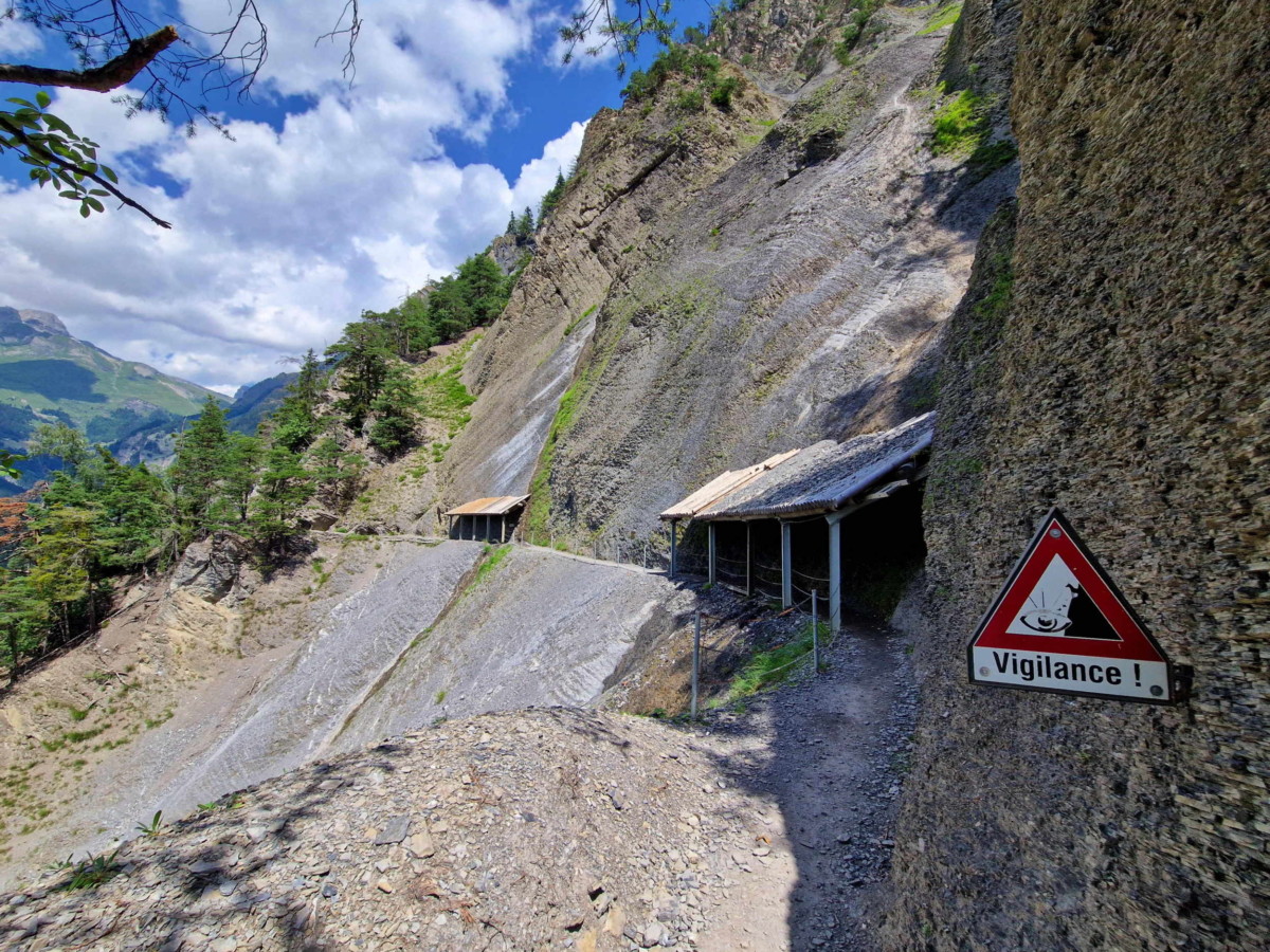 Le bisse du Torrent-Neuf le long de la paroi rocheuse. Le bisse du Torrent-Neuf le long de la paroi rocheuse.