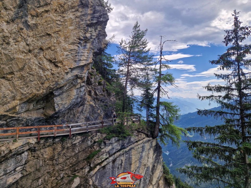Un magnifique passage du bisse du Ro. Un magnifique passage du bisse du Ro.