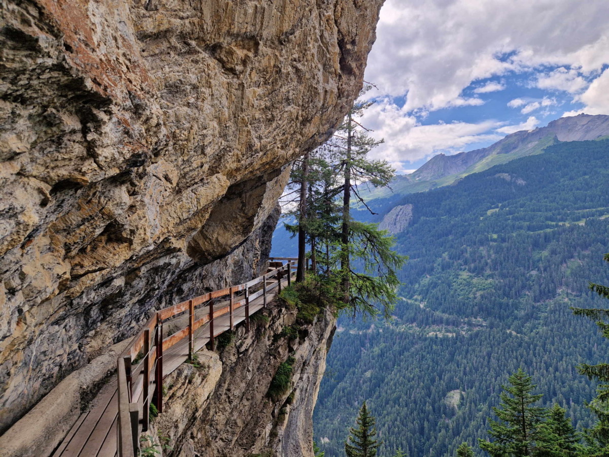 Les parois de la falaise taillées pour laisser couler le bisse du Rho à Crans-Montana. Les parois de la falaise taillées pour laisser couler le bisse du Rho à Crans-Montana.