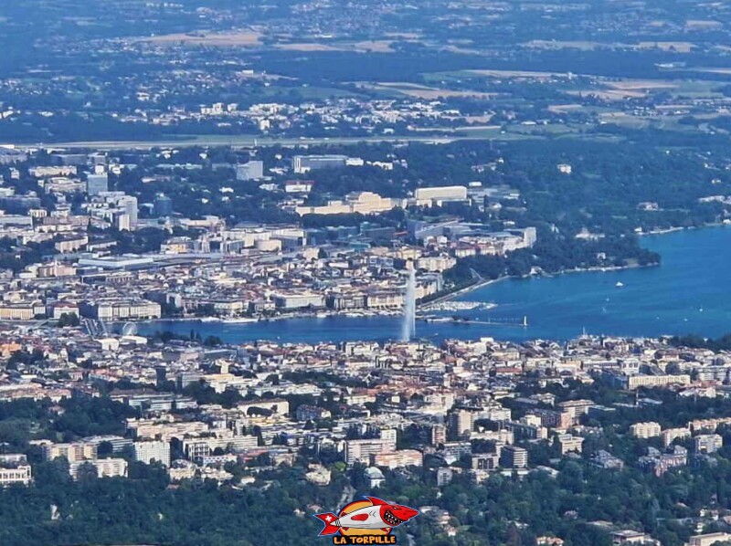 La vue sur la ville de Genève et le Jet depuis le sommet du téléphérique du Salève.
