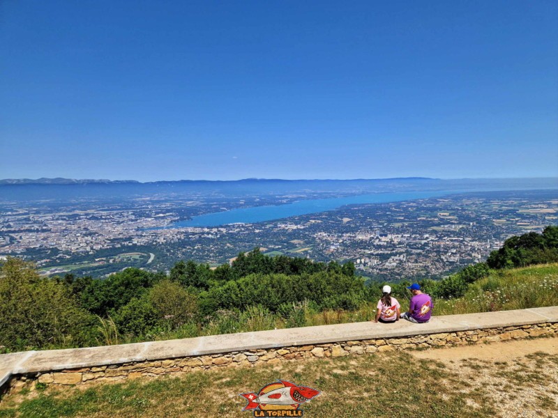 La vue sur la ville de Genève et le Jet depuis le sommet du téléphérique du Salève.