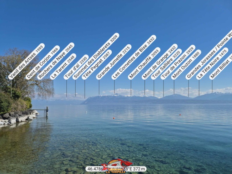 La vue depuis le bain des Dames de St-Prex en direction du sud-est. Les Diablerets, les Cornettes de Bise, la Tour Sallière. 