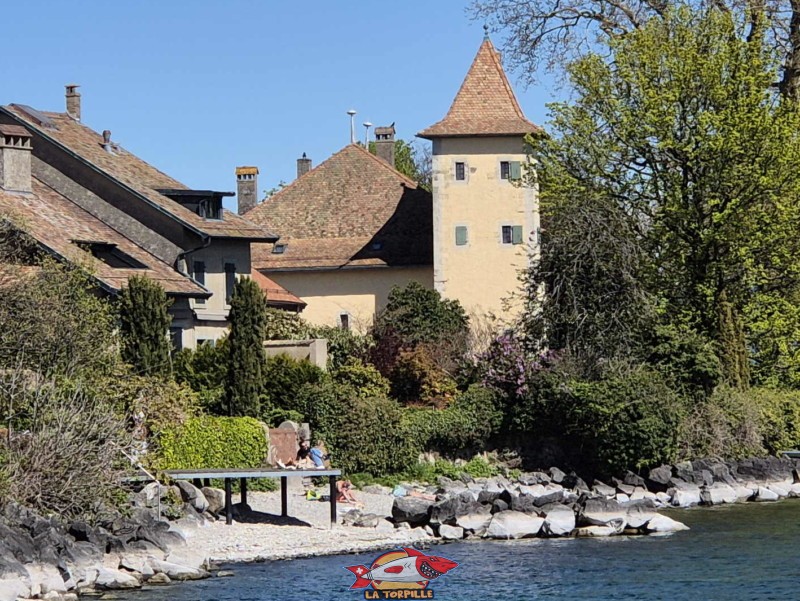 La plage du bain des Dames depuis le ponton à Tao, à côté de la plage de Chauchy.