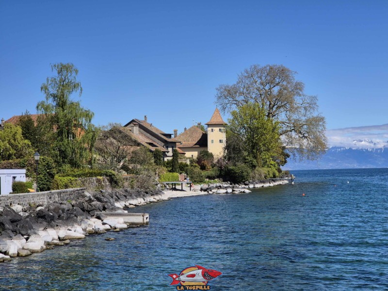 La plage du bain des Dames depuis le ponton à Tao, à côté de la plage de Chauchy.