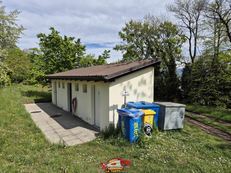 Les toilettes au-dessus de la plage. La plage des Mellières se trouve à Buchillon, entre Morges et Rolle, au bord du Léman.