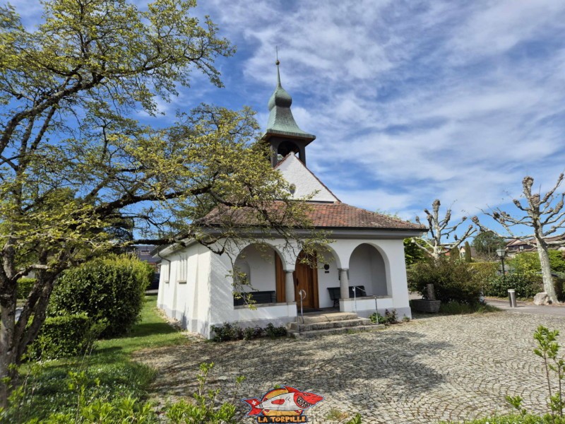 L'église de Buchillon à proximité du parking. La plage des Mellières dans le district de Morges du canton de Vaud.