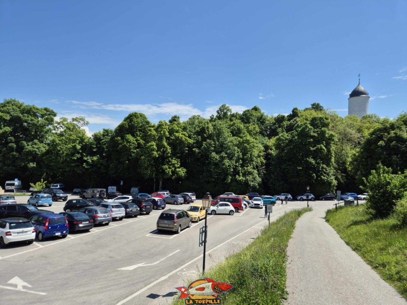 Un grand parking se trouve à côté de la piscine d'Aubonne, à l'ouest du château.