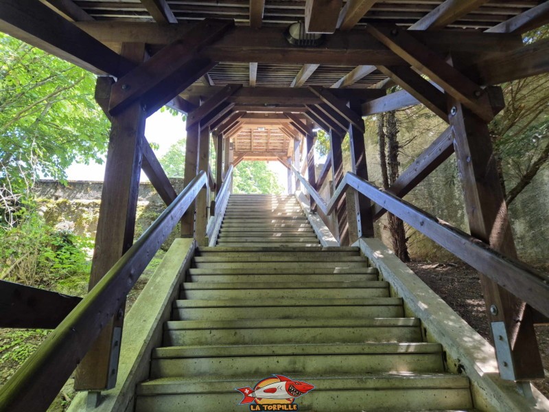 L'escalier couvert qui mène à la hauteur du château. Aubonne