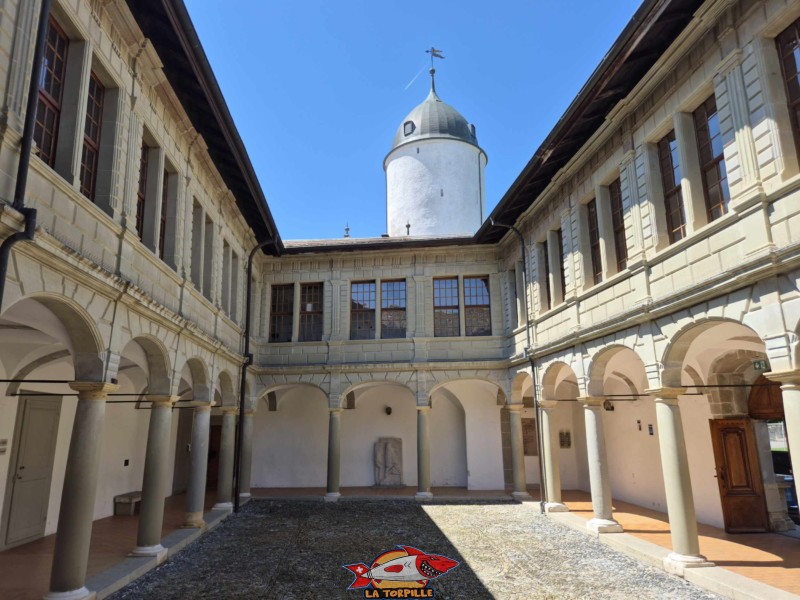 Cour intérieure du château d'Aubonne