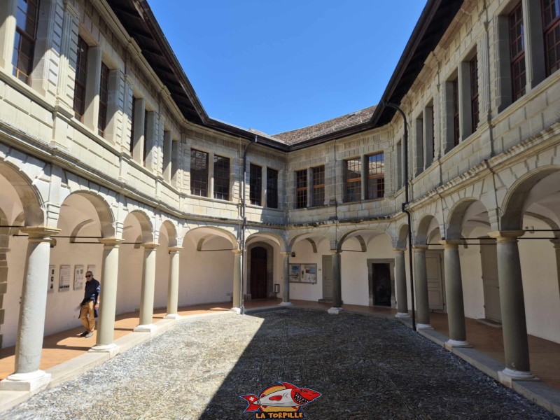 La très belle cour pavée du château.