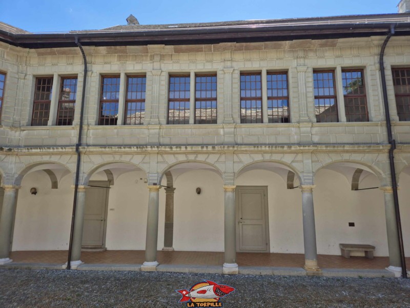 Cour intérieure du château d'Aubonne