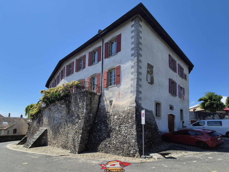 La vue sur le château depuis le côté est.