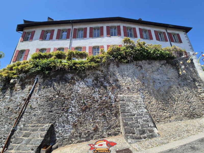 La vue sur le château depuis le côté est.