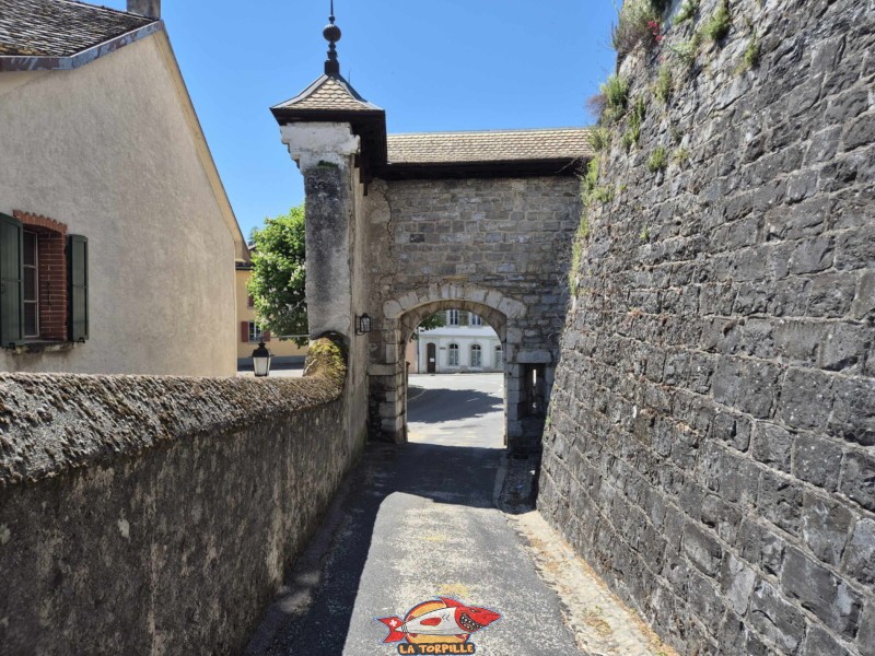 L'accès au château depuis le sud.