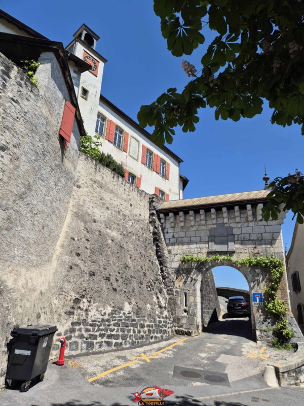 L'accès au château depuis le sud.