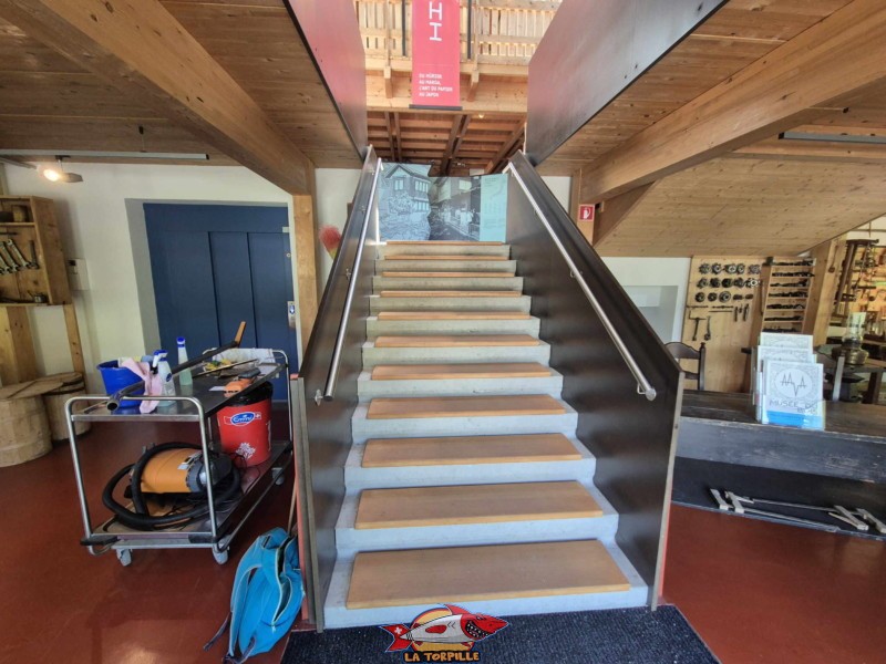 L'escalier qui monte du rez au premier étage. L'escalier qui monte du rez au premier étage.