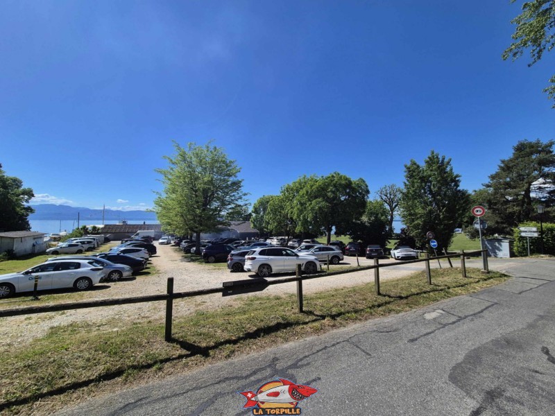 Le parking juste à côté de la plage. Plage du Plongeon, Perroy.