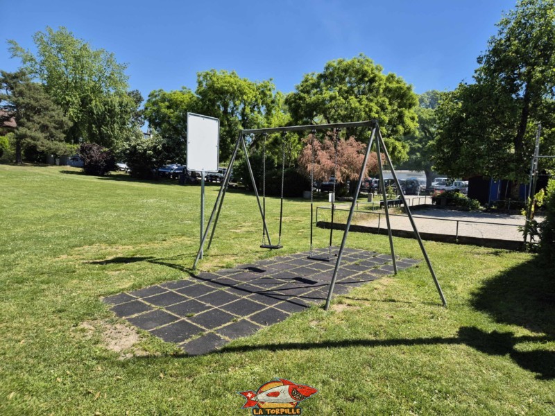 Place de Jeux. Plage du Plongeon, Perroy.