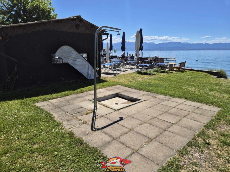 Douche, Plage du Plongeon, Perroy.