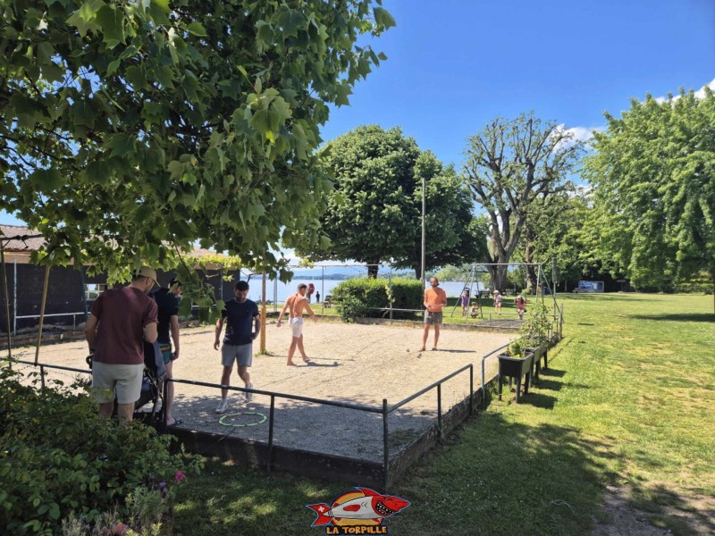terrain de pétanque. Plage du Plongeon, Perroy.