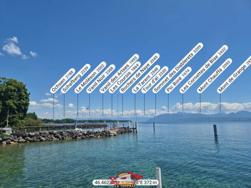 La vue direction Est depuis la plage du Plongeon à Perroy. Le Moléson, les Rochers de Naye.