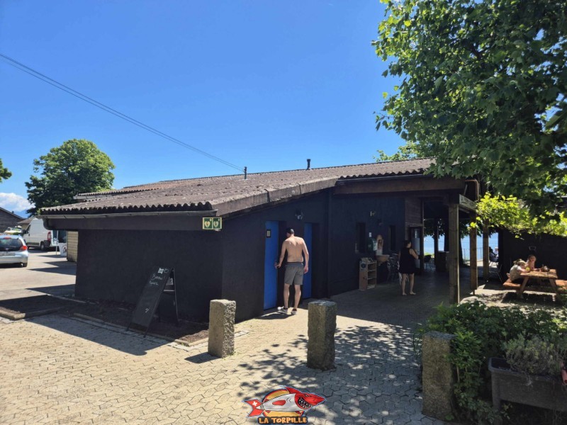 Les toilettes à côté de la buvette. Plage du Plongeon, Perroy. 