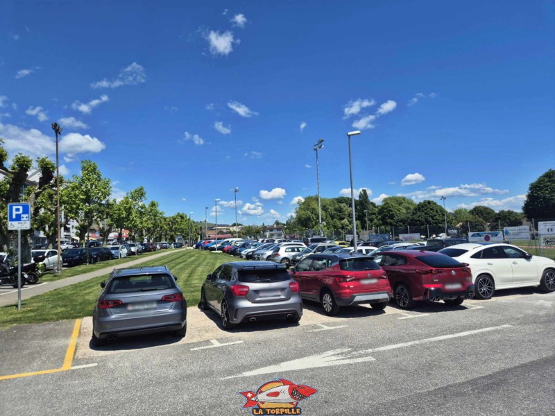 Un grand parking se trouve juste à côté du château de Rolle.
