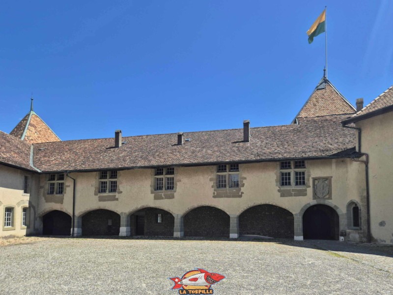 Cour intérieure, château de Rolle, Canton de Vaud. Cour intérieure, château de Rolle, Canton de Vaud.