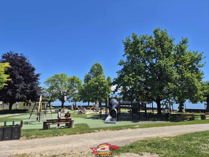La grande place de jeux à l'est du château de Rolle. La grande place de jeux à l'est du château de Rolle.